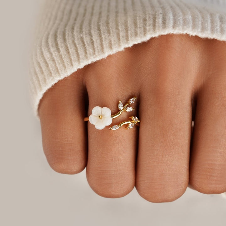 Estela - Ring with White Flowers