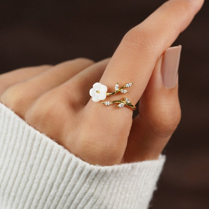 Estela - Ring with White Flowers