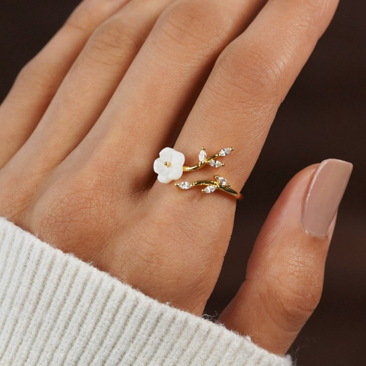 Estela - Ring with White Flowers